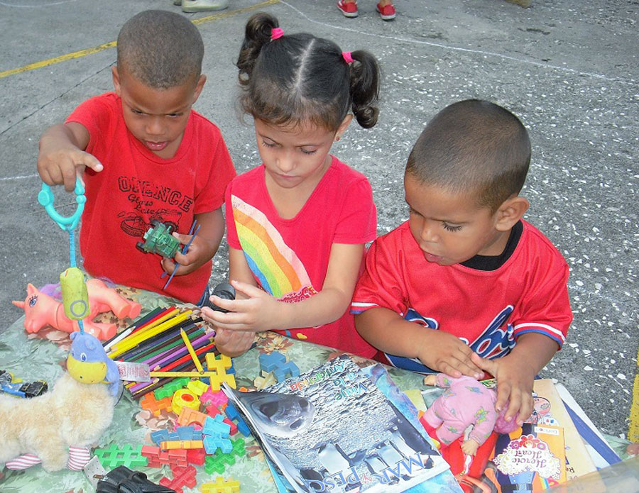 ninnos en casita infantil