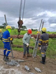 IMG-20251031-WA0191-225x300 Laboran eléctricos de Villa Clara en la provincia Granma tras el paso de Melissa