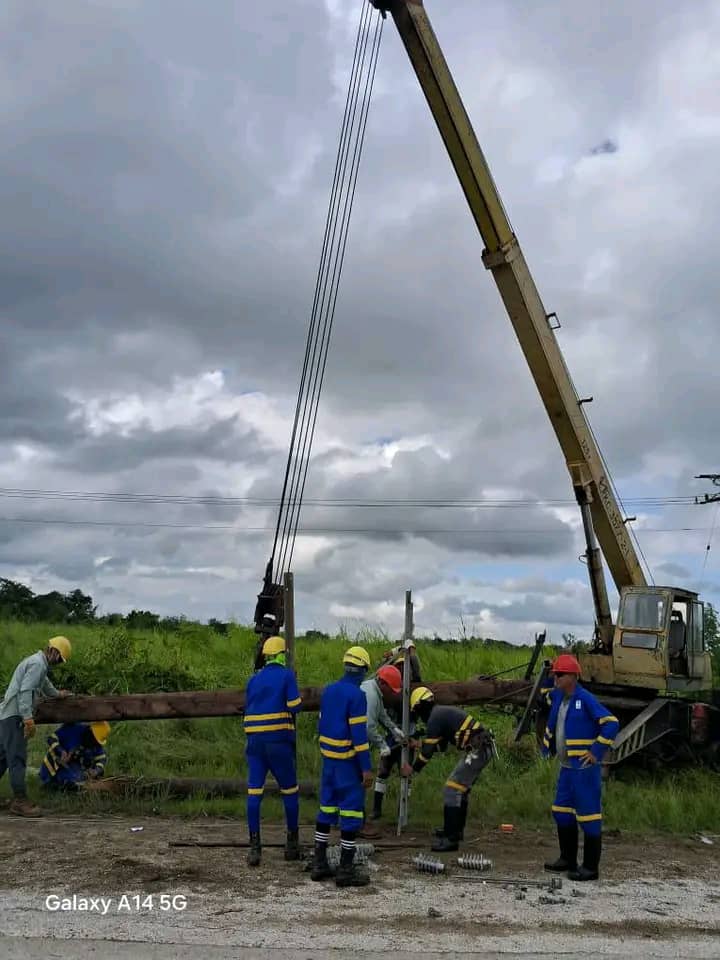 Laboran eléctricos de Villa Clara en la provincia Granma tras el paso de Melissa 12 IMG 20251031 WA0192