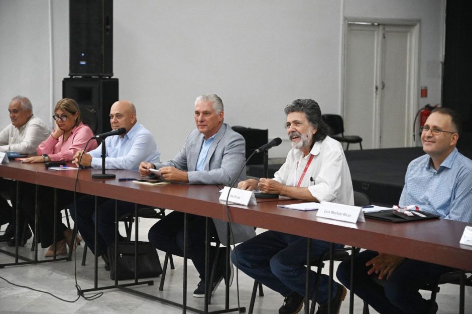 Encabeza Díaz-Canel encuentro de la Red de Artistas e Intelectuales en Defensa de la Humanidad