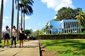 IMG-20251121-WA0062-300x199 UCLV: historia y tecnología al servicio de una educación de excelencia