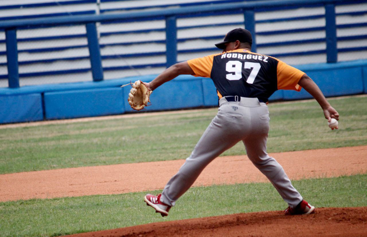 Leopardos de Villa Clara aplastan 13-1 a Granma y mantienen vivas sus opciones de postemporada