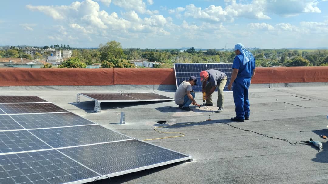 Beneficiados centros de salud con paneles solares en Encrucijada 3 IMG 20260224 WA0001