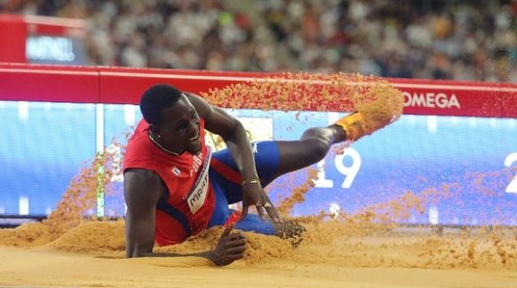 Lázaro Martínez registró lo mejor de su temporada y queda cuarto en el triple del atletismo bajo techo