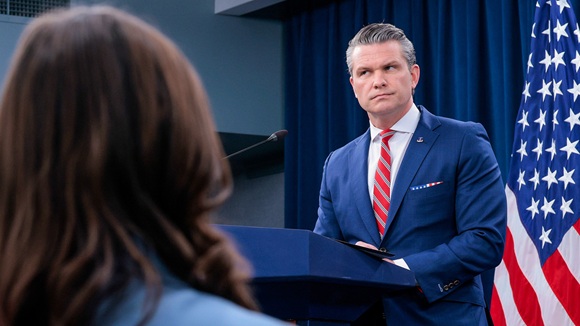 El secretario de Guerra de EE.UU . Pete Hegseth