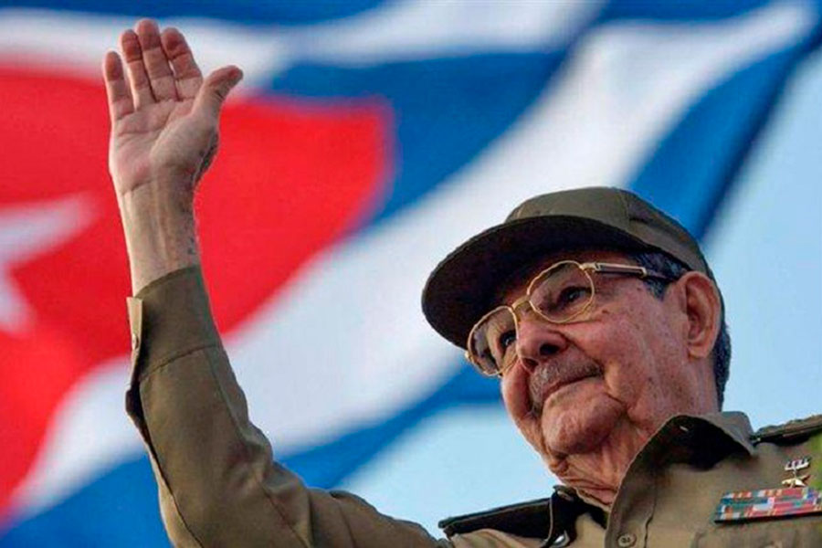 Martes 26 de mayo, Tribuna Abierta de Villa Clara en el parque Vidal de Santa Clara 4 raul castro saludo fondo bandera cubana