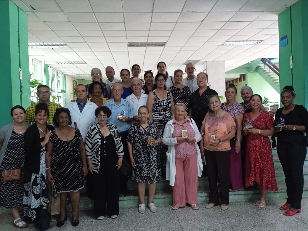 Condecoran con Sello 60 aniversario de la Docencia Medica a trabajadores destacados 6 IMG 20260709 WA0029