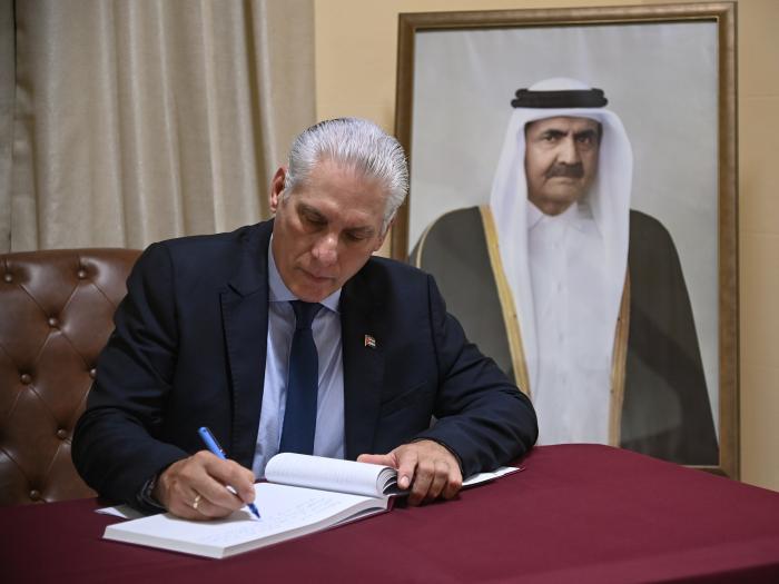 Firma Díaz-Canel libro de condolencias en honor al emir padre de Qatar, el Jeque Hamad Bin Kalifa Al Thani 2 f0445463