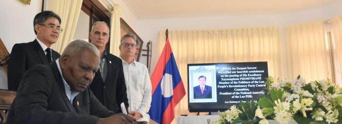 Firma Esteban Lazo libro de condolencias por el fallecimiento del Presidente de la Asamblea Nacional de Laos 5 f0446434
