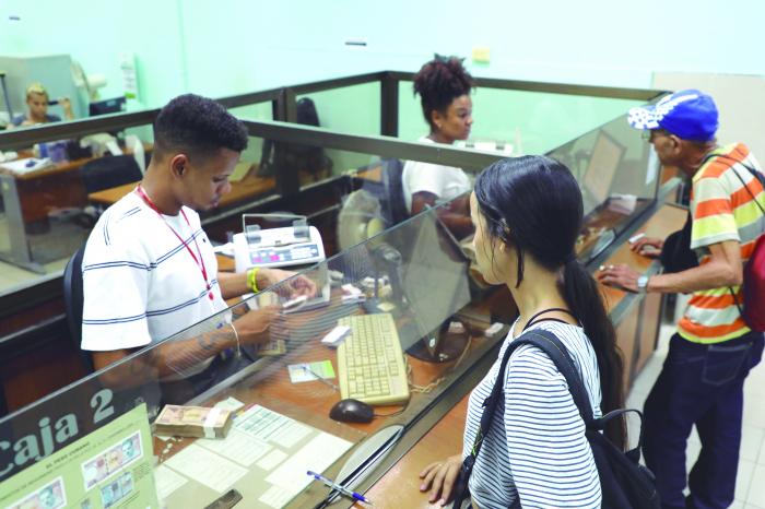 Banca cubana amplía servicios y flexibiliza operaciones financieras 3 f0447095