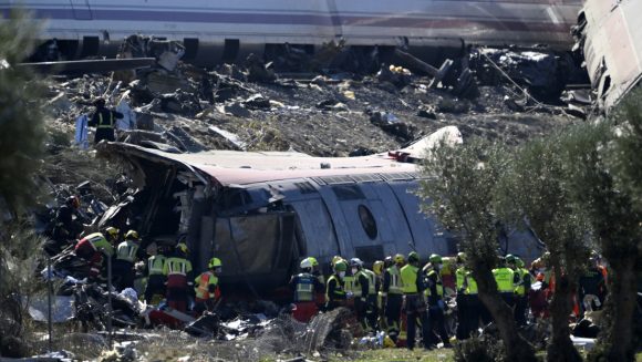 Aumentan a 74 los muertos por la colisión de trenes en España 1 6ae374d7e9ff71542100004b 580x327 2