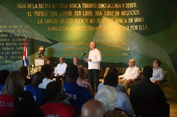 “Cuba no se rinde, Cuba no se vende y Cuba no olvida” 3 diaz canel familiares de barbados 1